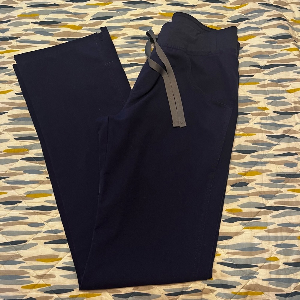 Figs Kade Cargo Scrub pants XS tall. Navy